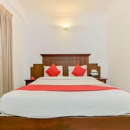 Centre Point Hotel Kochi Bagian luar foto