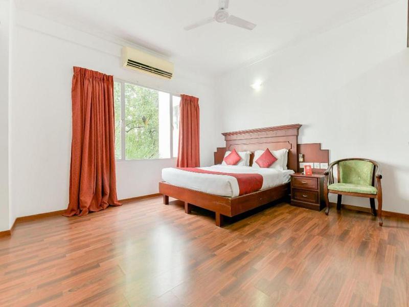 Centre Point Hotel Kochi Bagian luar foto