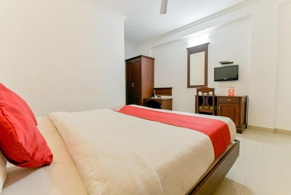 Centre Point Hotel Kochi Bagian luar foto