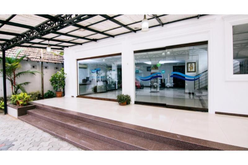 Centre Point Hotel Kochi Bagian luar foto
