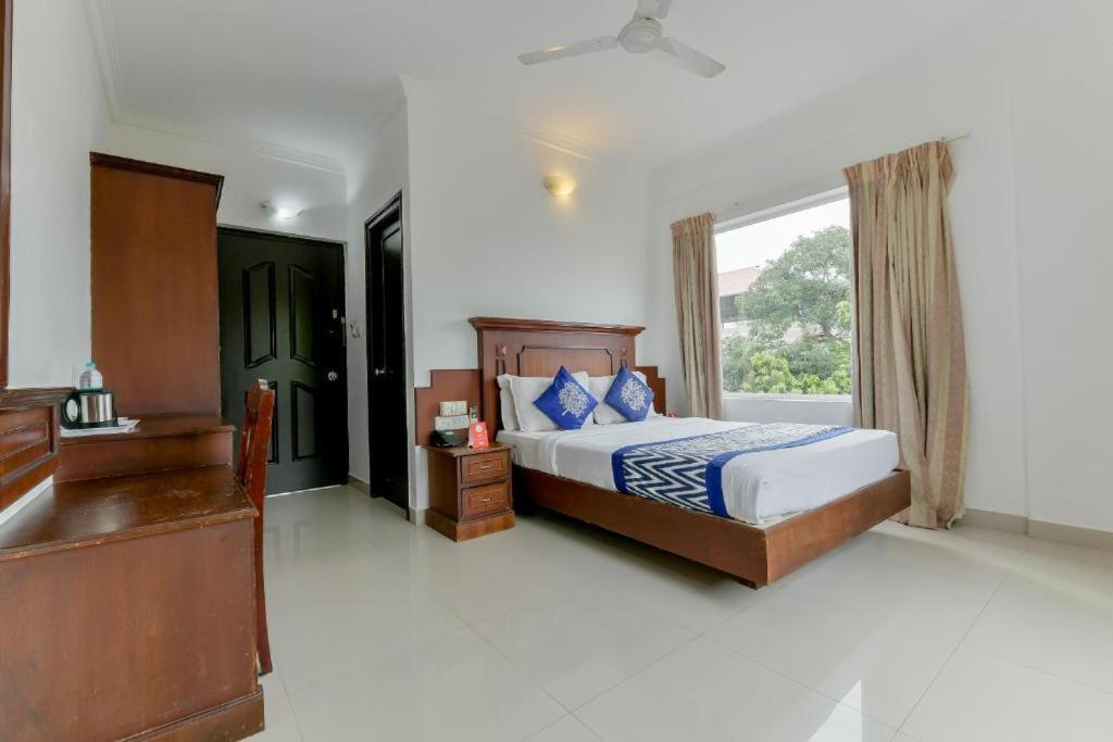 Centre Point Hotel Kochi Bagian luar foto