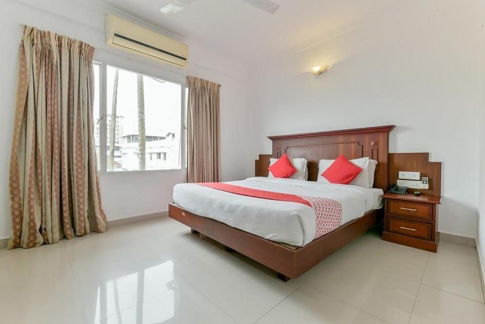 Centre Point Hotel Kochi Bagian luar foto