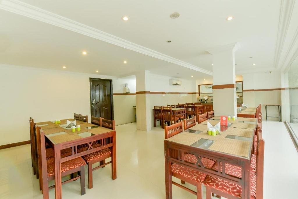Centre Point Hotel Kochi Bagian luar foto