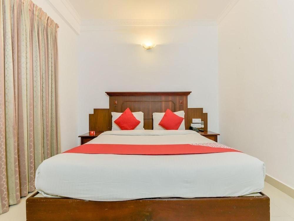 Centre Point Hotel Kochi Bagian luar foto