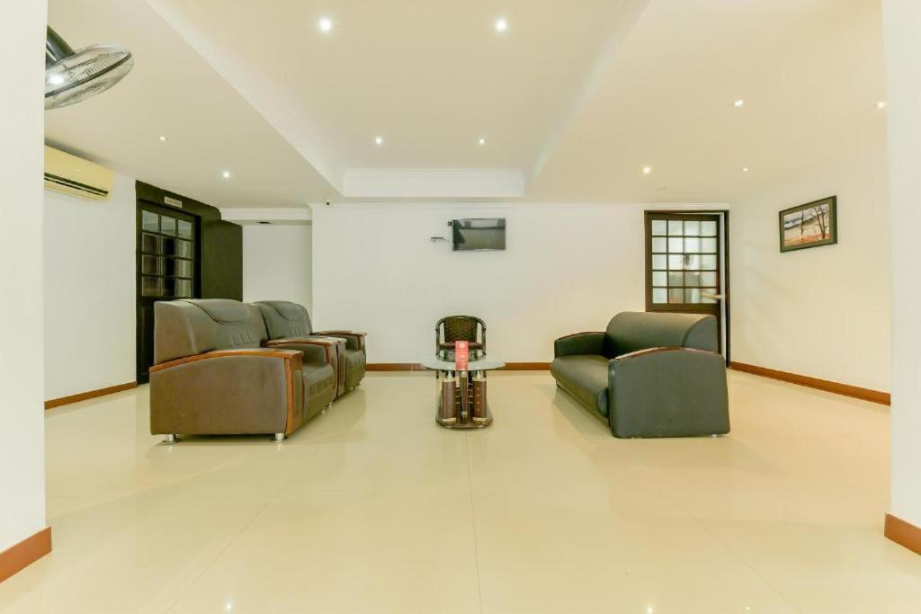 Centre Point Hotel Kochi Bagian luar foto