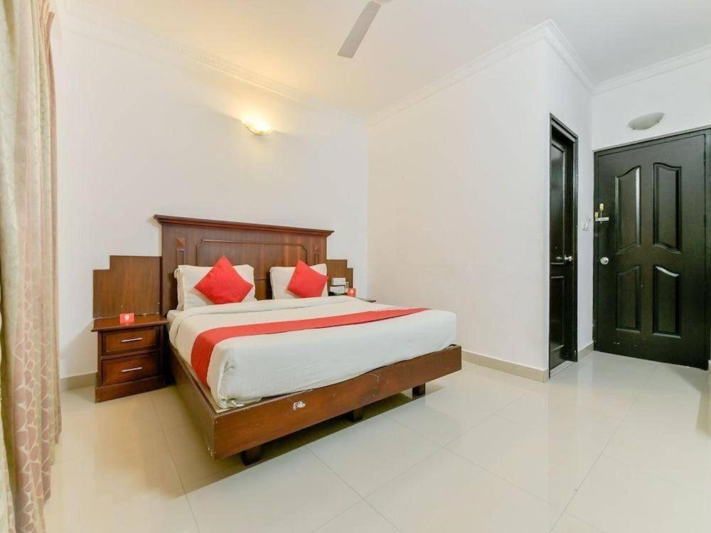 Centre Point Hotel Kochi Bagian luar foto