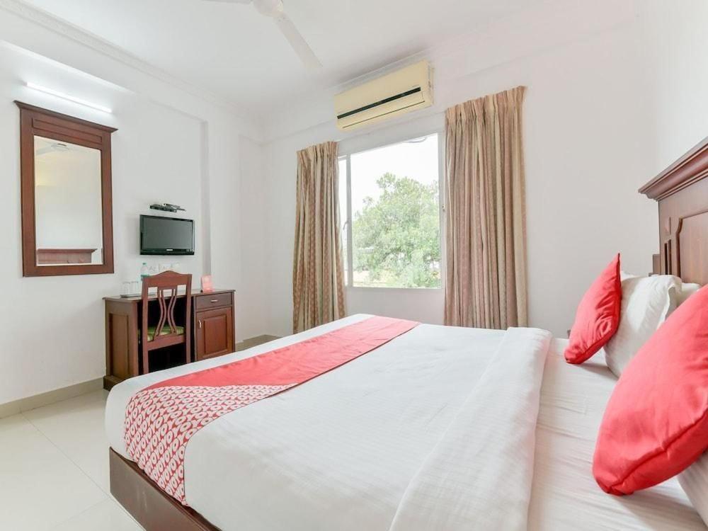 Centre Point Hotel Kochi Bagian luar foto