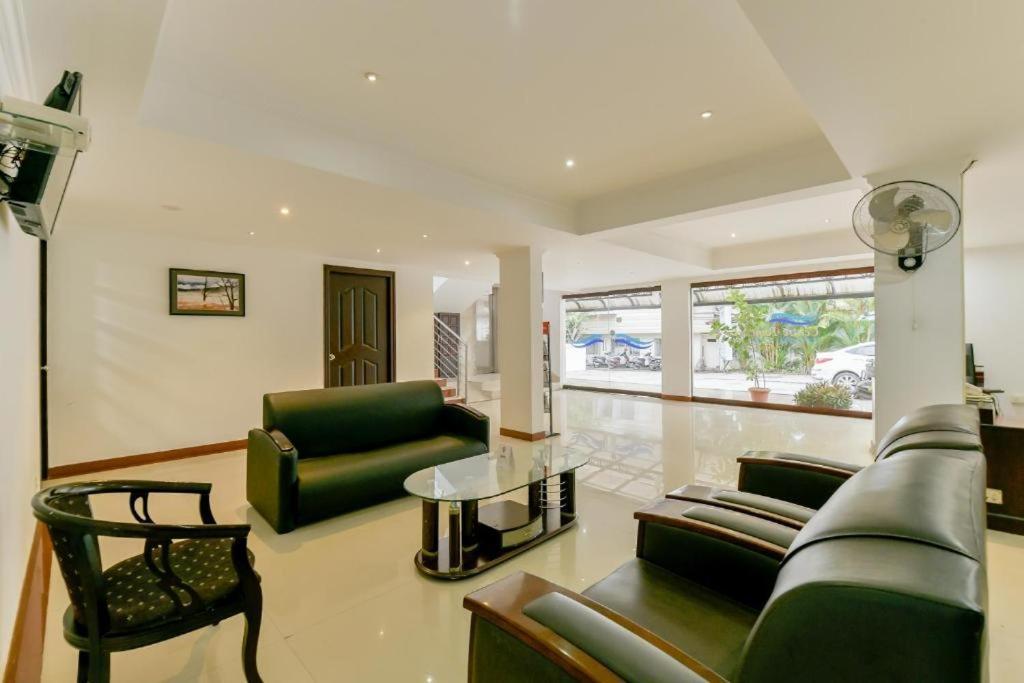 Centre Point Hotel Kochi Bagian luar foto