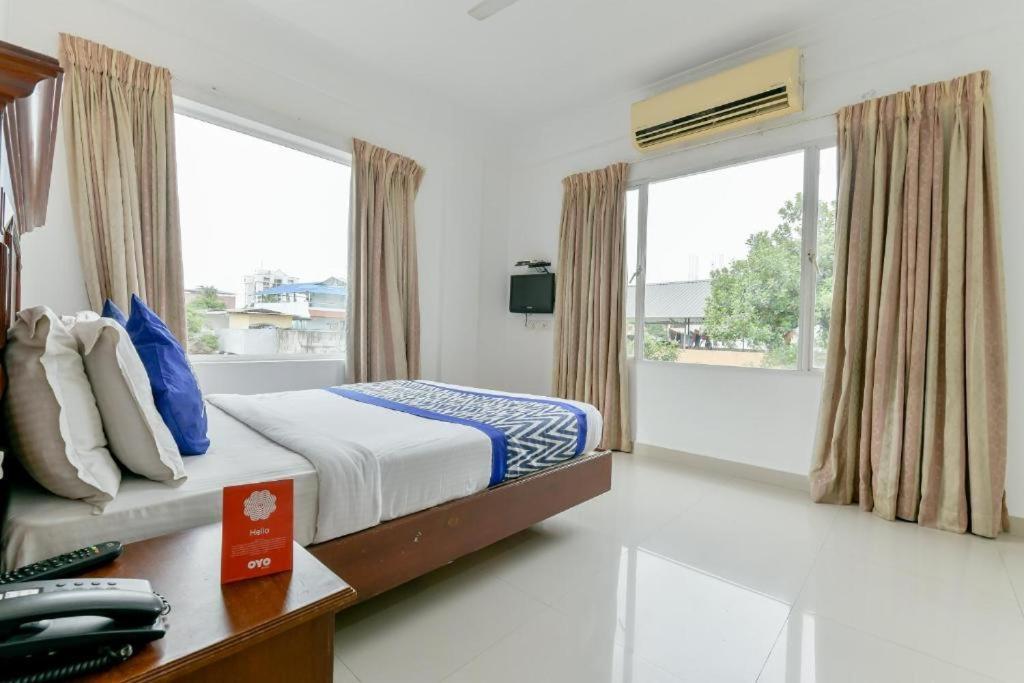 Centre Point Hotel Kochi Bagian luar foto