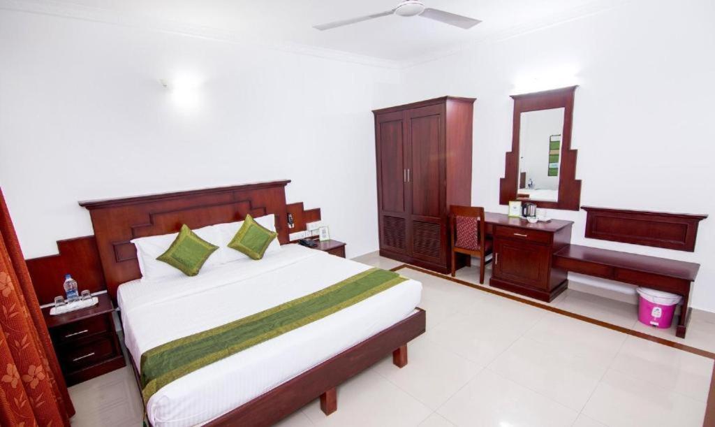 Centre Point Hotel Kochi Bagian luar foto