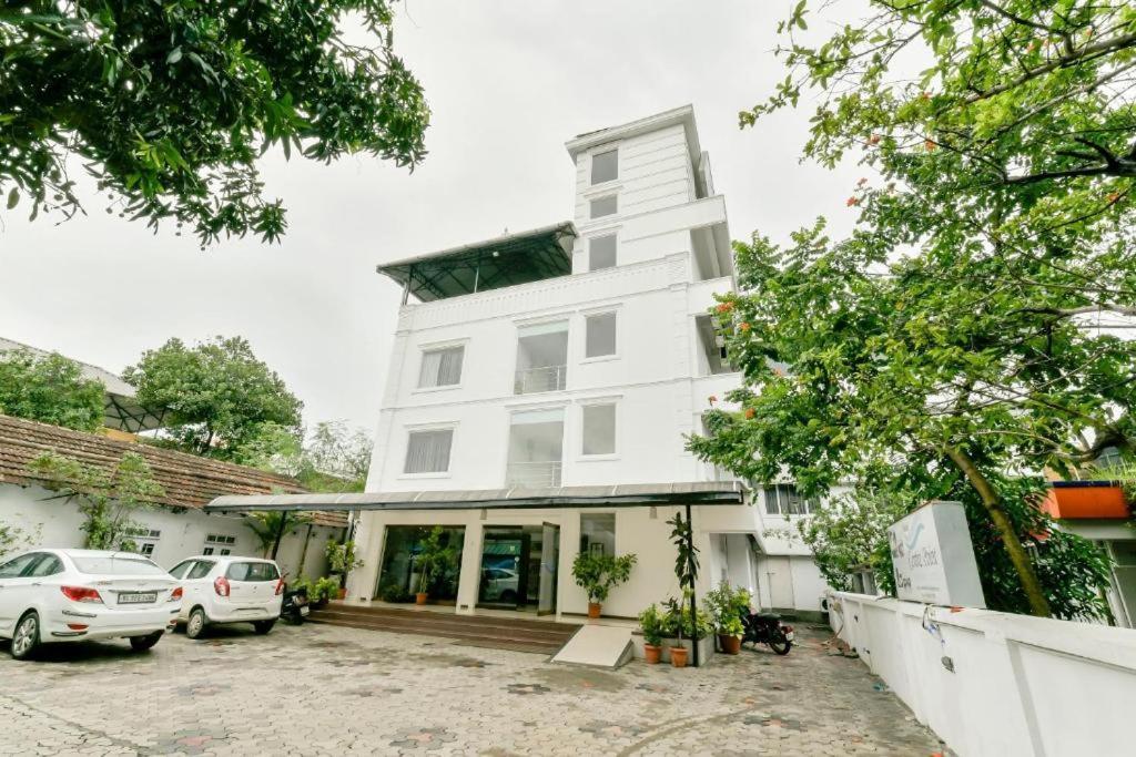 Centre Point Hotel Kochi Bagian luar foto