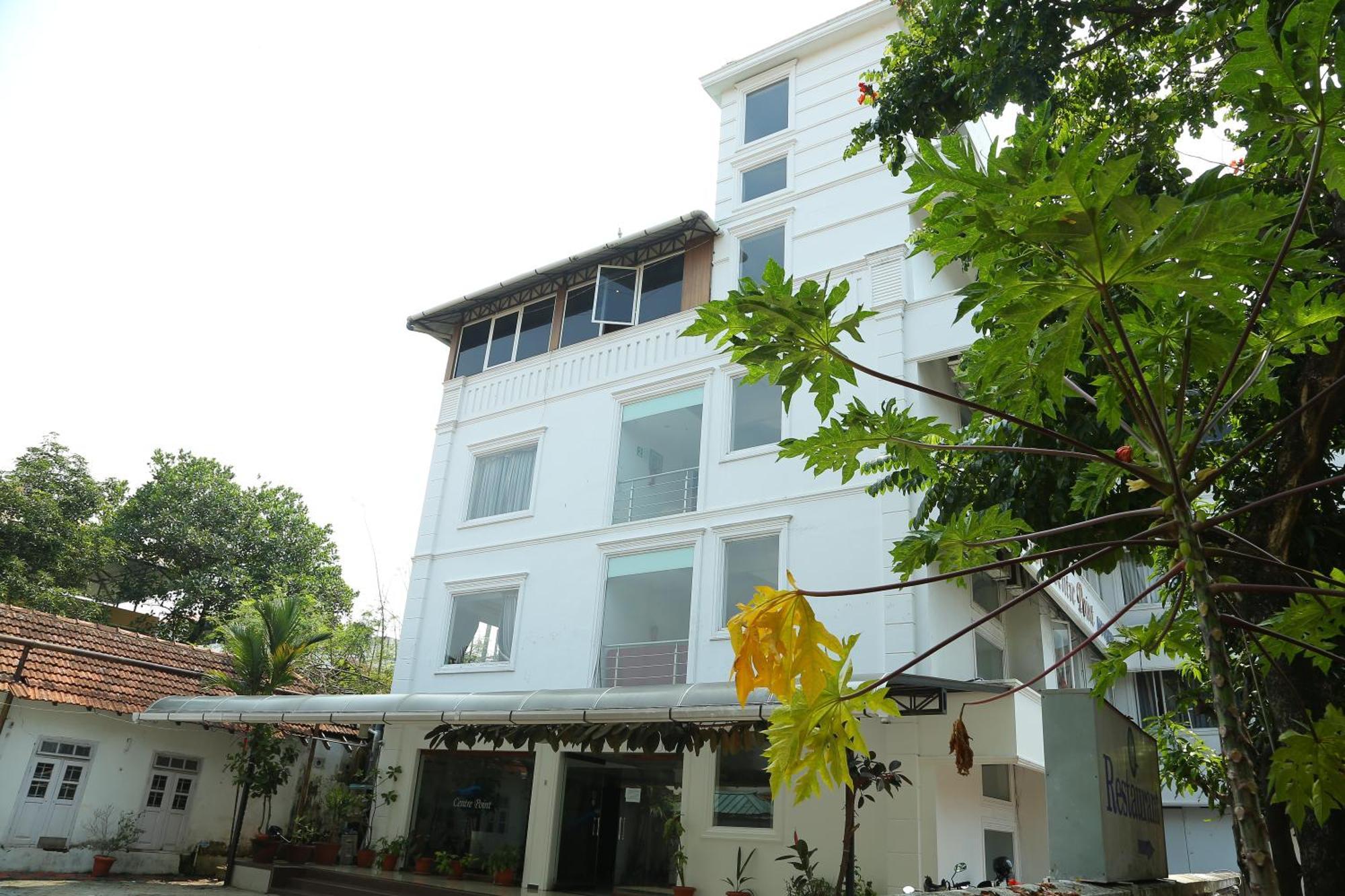 Centre Point Hotel Kochi Bagian luar foto